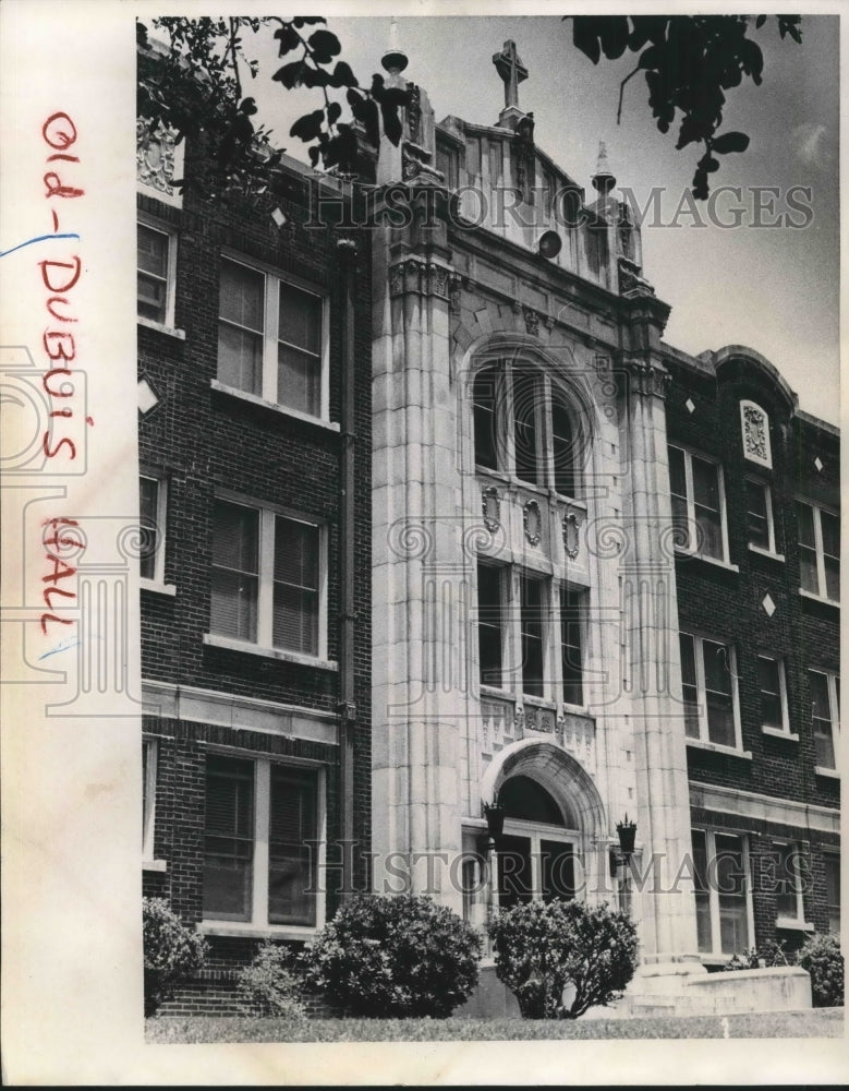 Press Photo Old Dubuis Hall building seen in view from the front - sba20871-Historic Images