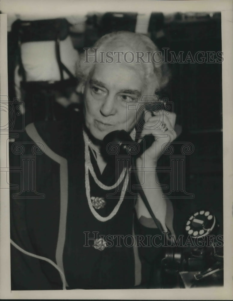 1947 Press Photo Mrs. Elsie Bell Grosvenor, visits Long Distance Operating Room-Historic Images