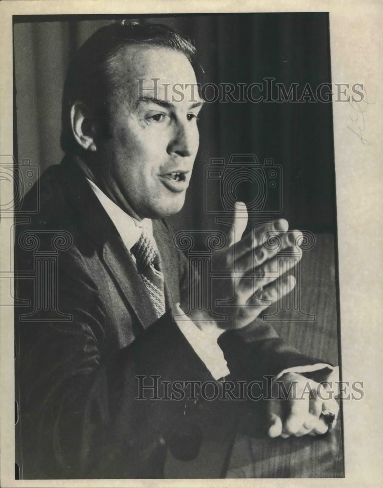 Press Photo A speaker gestures hand as he delivers his message - Historic Images
