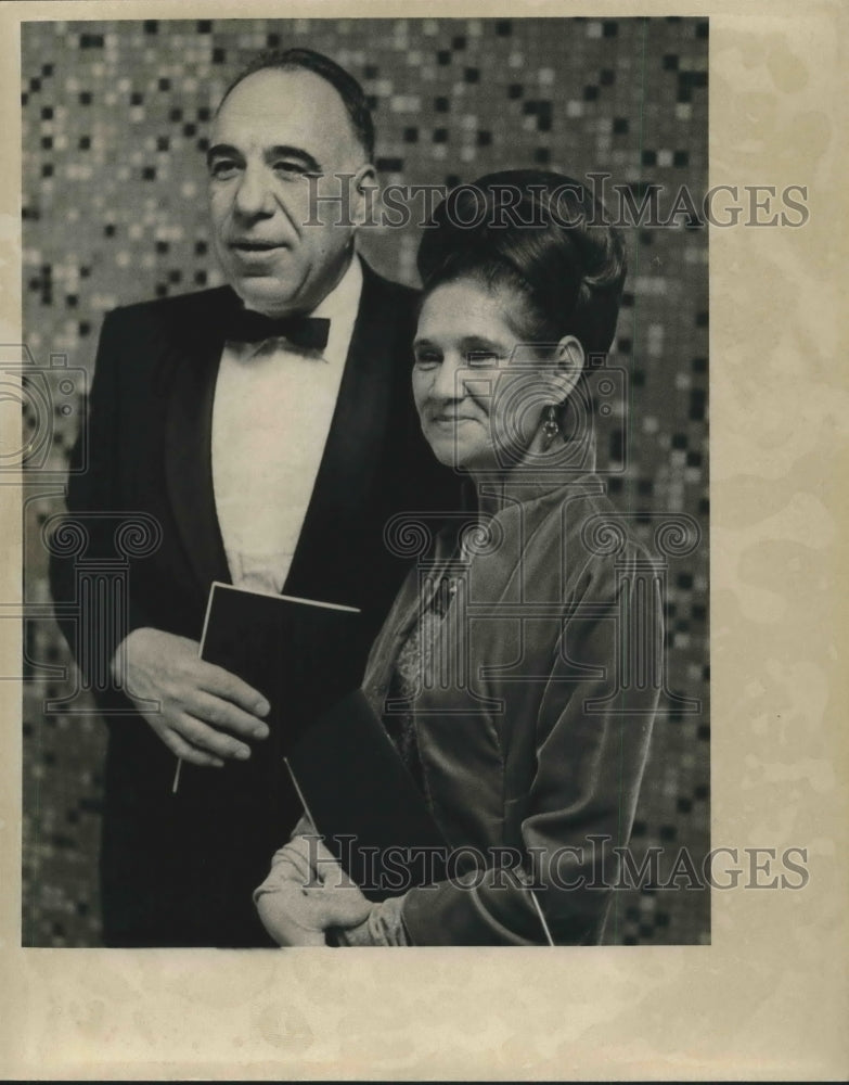 Press Photo Cony Henry B. Gonzales poses with his wife - sba21027-Historic Images