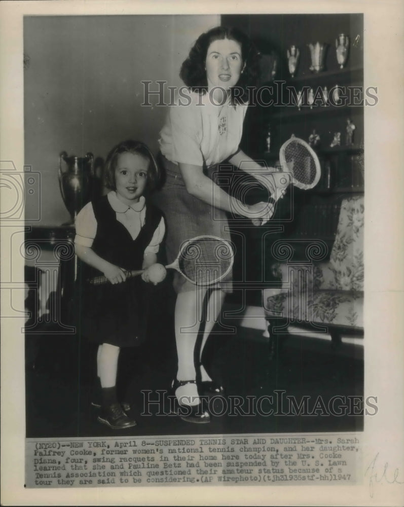 1947 Press Photo Sarah Palfrey Cooke Former Tennis Champion poses with daughter-Historic Images