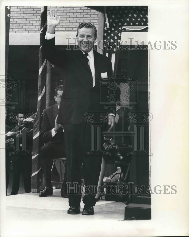 Press Photo Yarbrough waves hand after he was introduced - sba21268-Historic Images