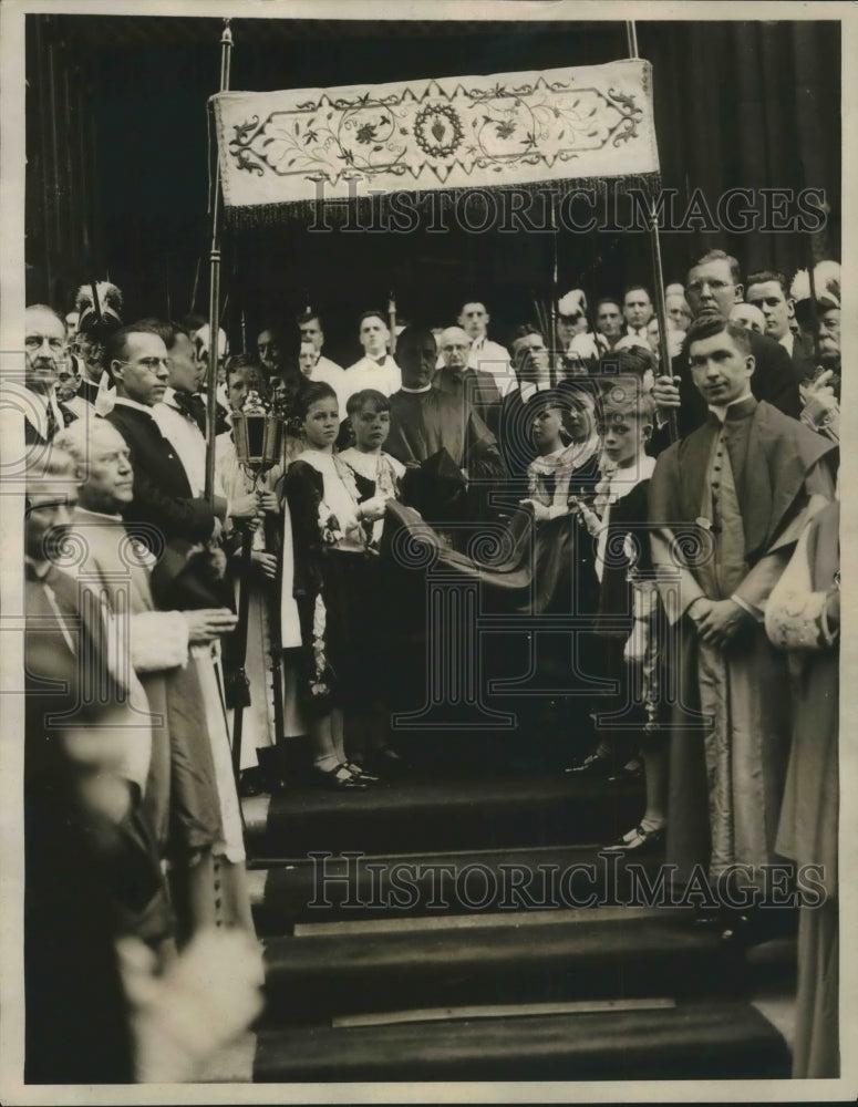 1926 Cardinal Bonzano under canopy at St.Patrick's Cathedral - Historic Images