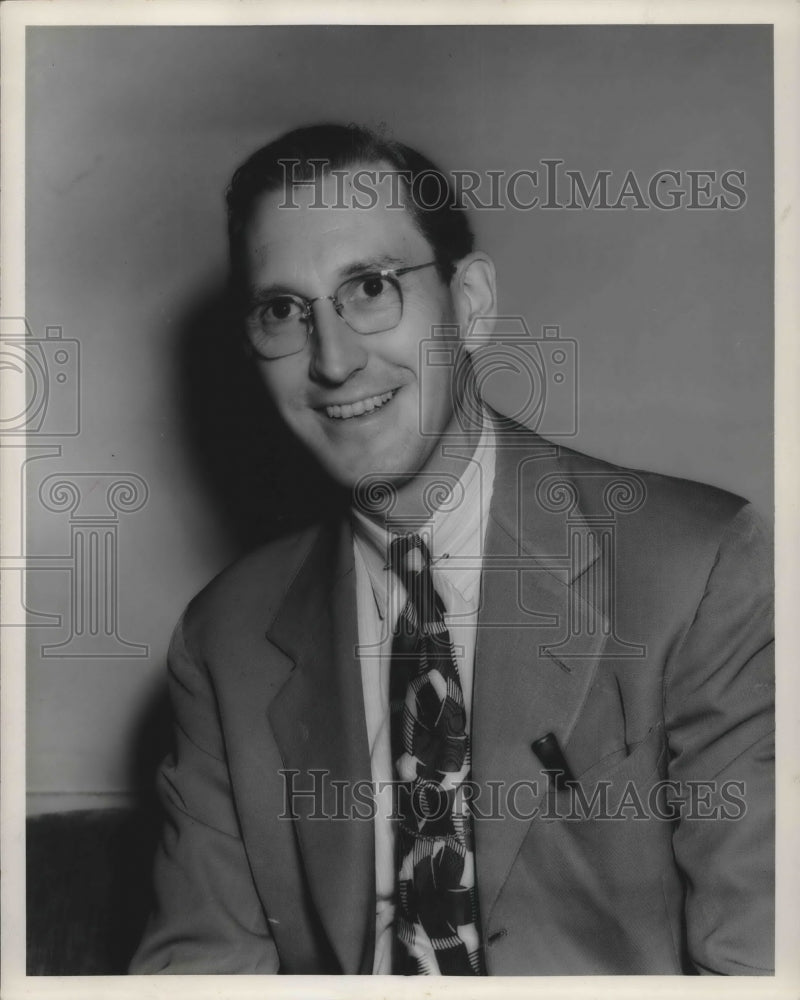 Press Photo r G Bedeer Moore in an office building - sba21359-Historic Images