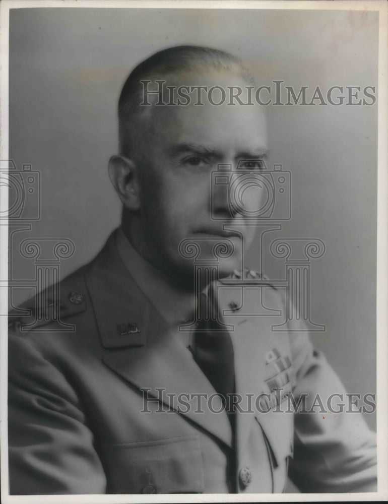 Press Photo A US Army officer in his uniform - sba21389-Historic Images