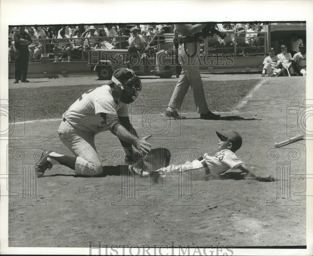 1971 Press Photo Little Jamie McAndrews during baseball play at the Shea Stadium - Historic Images