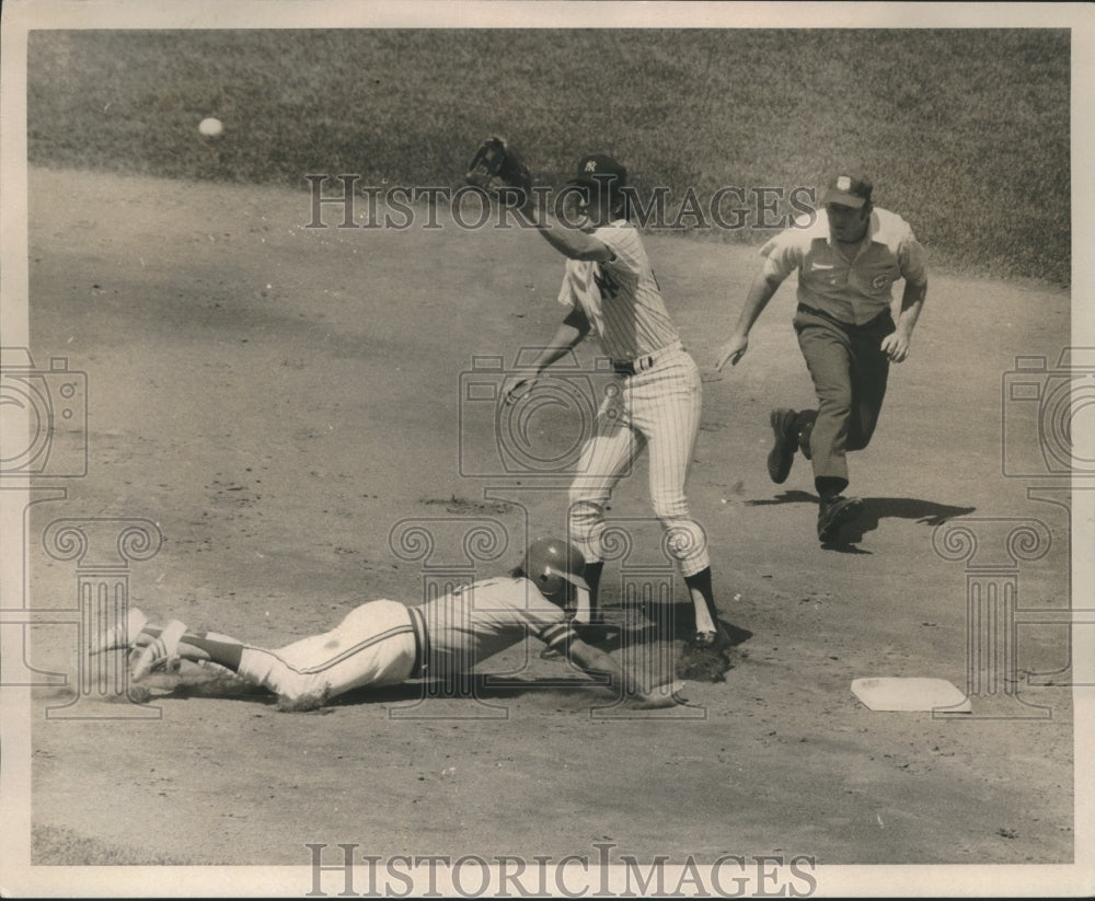 1974 Press Photo Yankees vs Oakland Baseball Game at Shea Stadium - sba21949-Historic Images