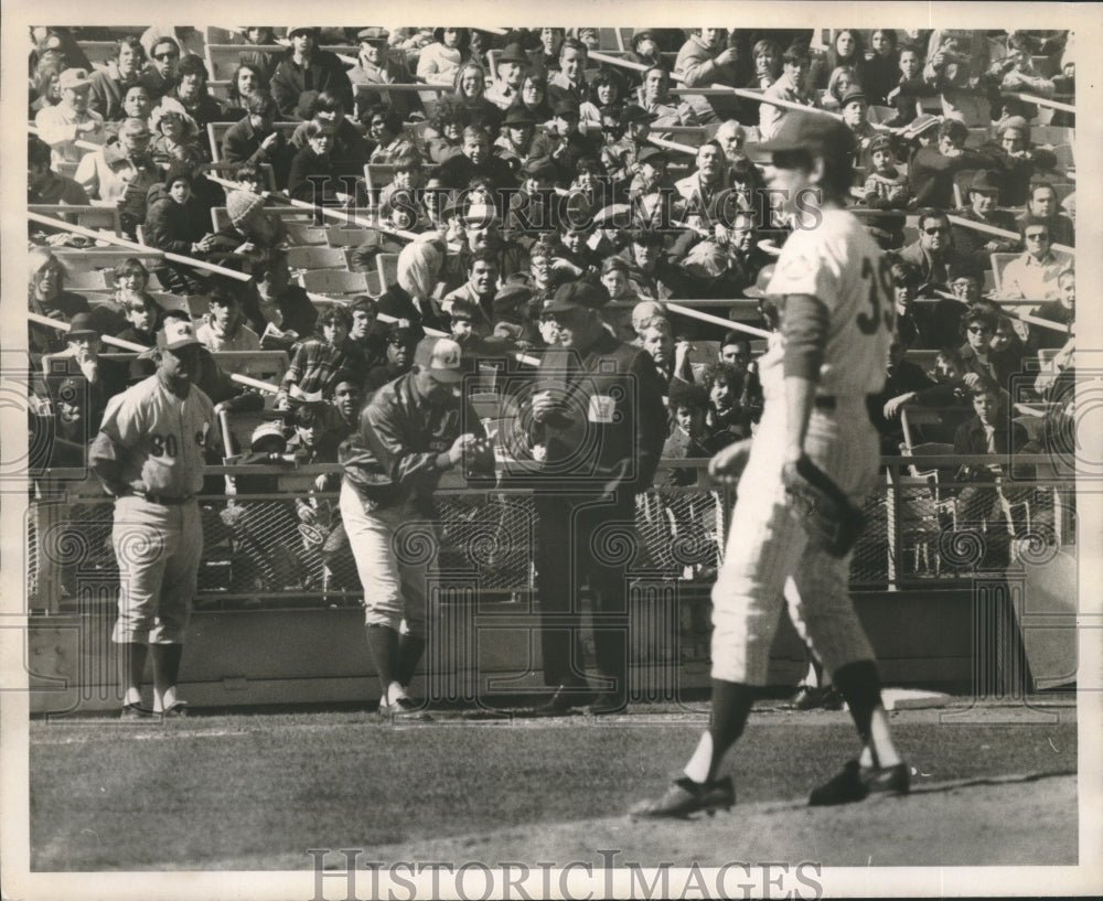1971 Press Photo Manager of Montreal Argues with Umpire About Balk 1st Inning-Historic Images