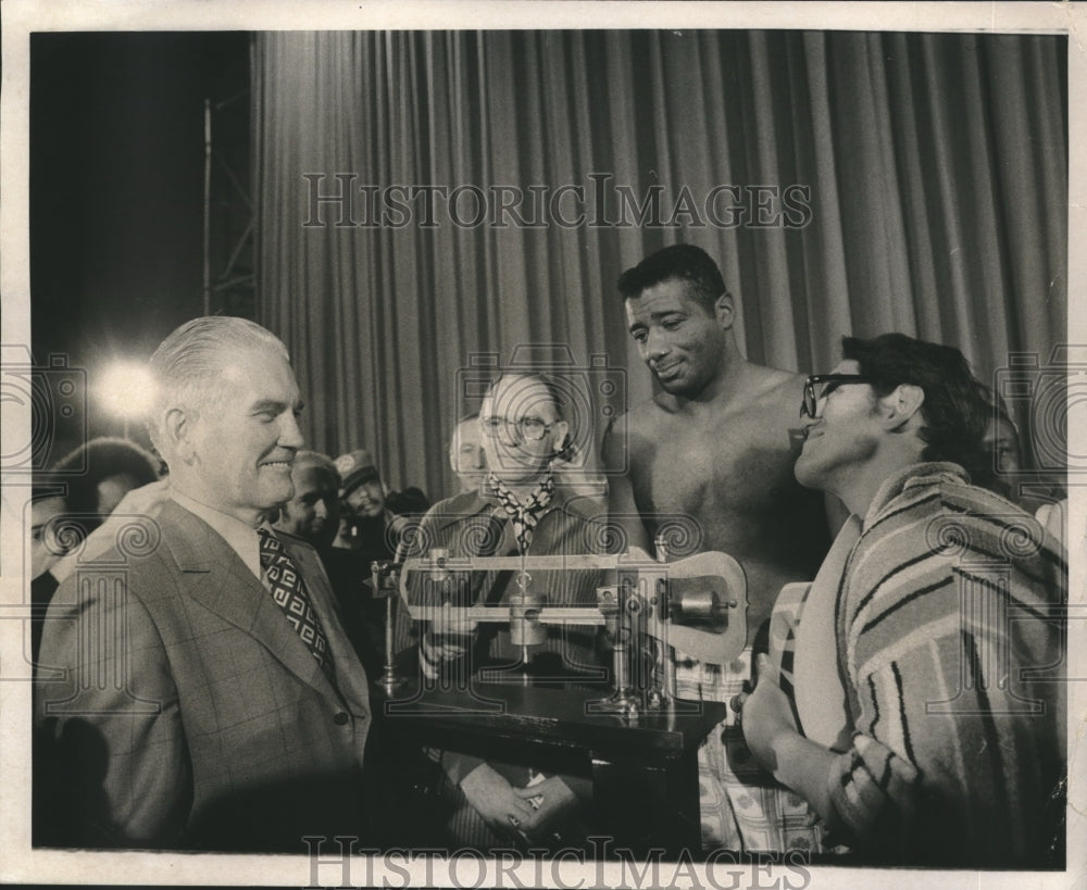 1972 Press Photo Deputy Commissioner Frank Morris at Patterson-Bonavena weigh-in- Historic Images