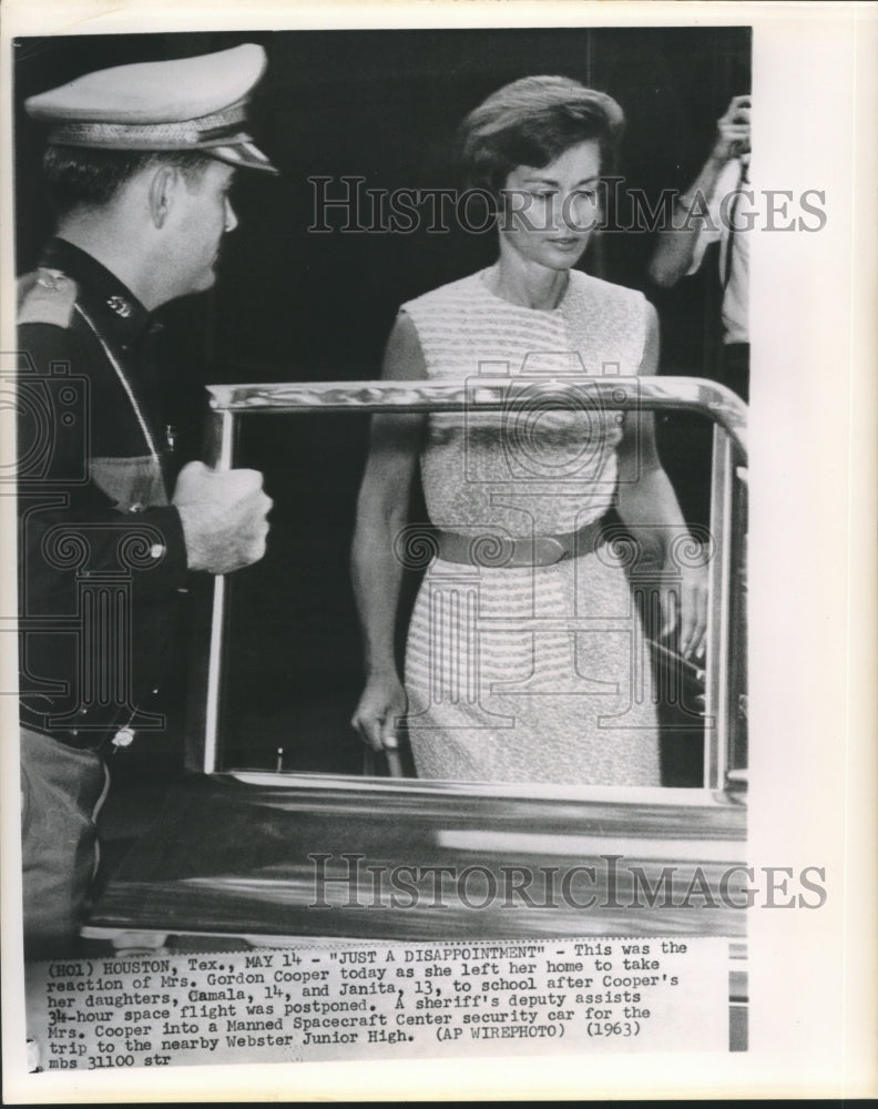 1963 Press Photo Mrs. Gordon Cooper, wife of astronaut rides the security car-Historic Images