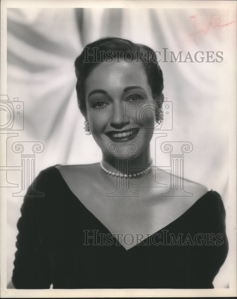 Press Photo American actress and singer Dorothy Lamour smiling for a photograph - Historic Images