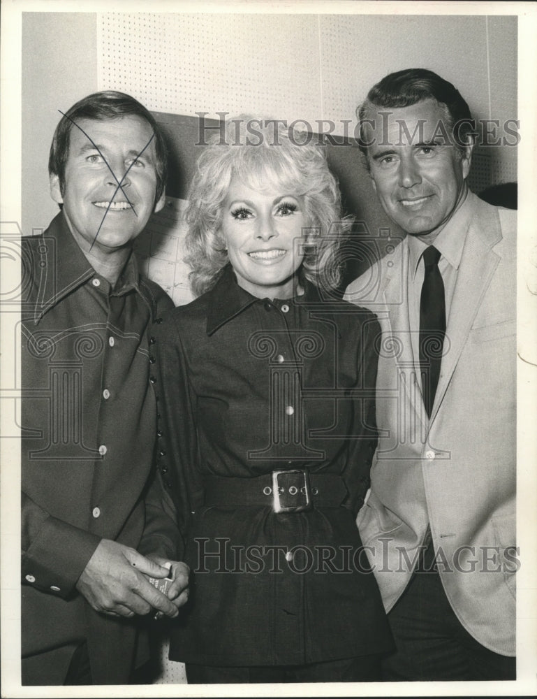 Janet Leigh poses with two men - Historic Images