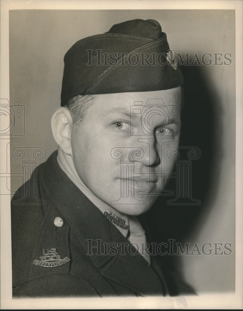 1944 Hal Boyle author of "Leaves From a Correspondent's Notebook" - Historic Images