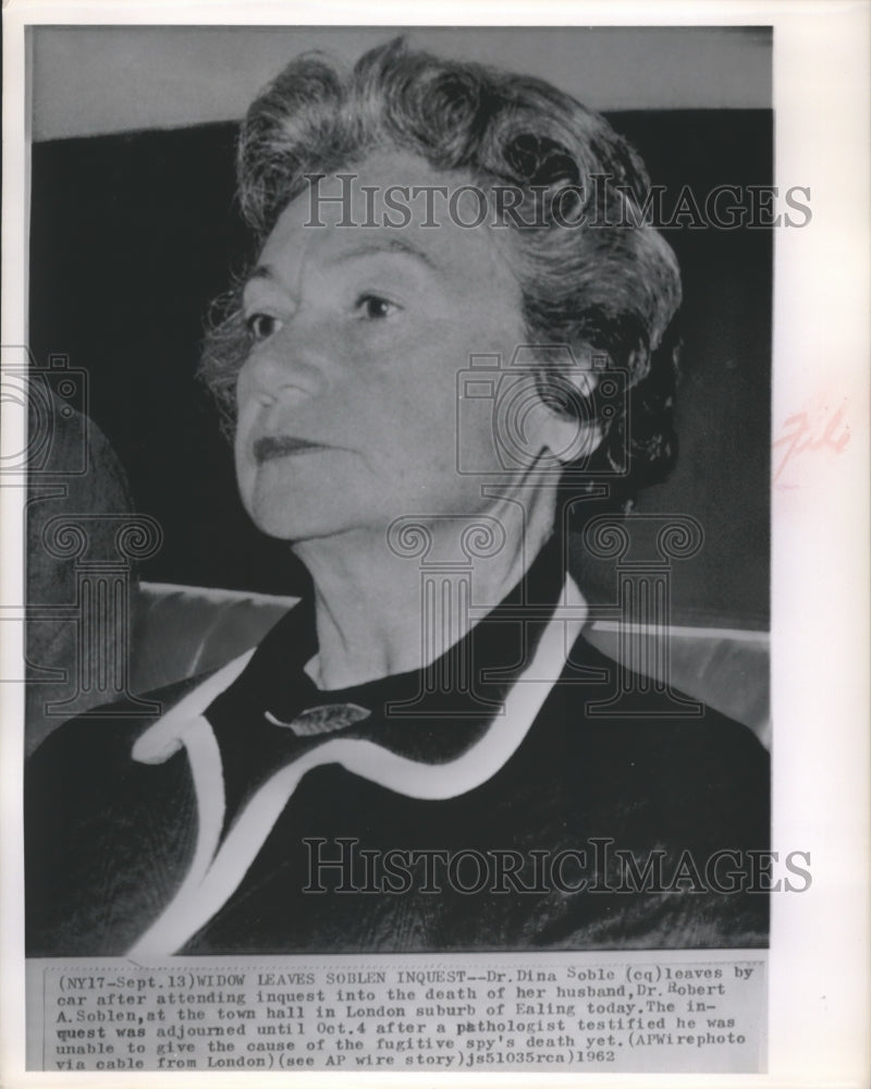1962 Press Photo Dr Dina Soblen leaves inquest into husbands death - sba22631-Historic Images