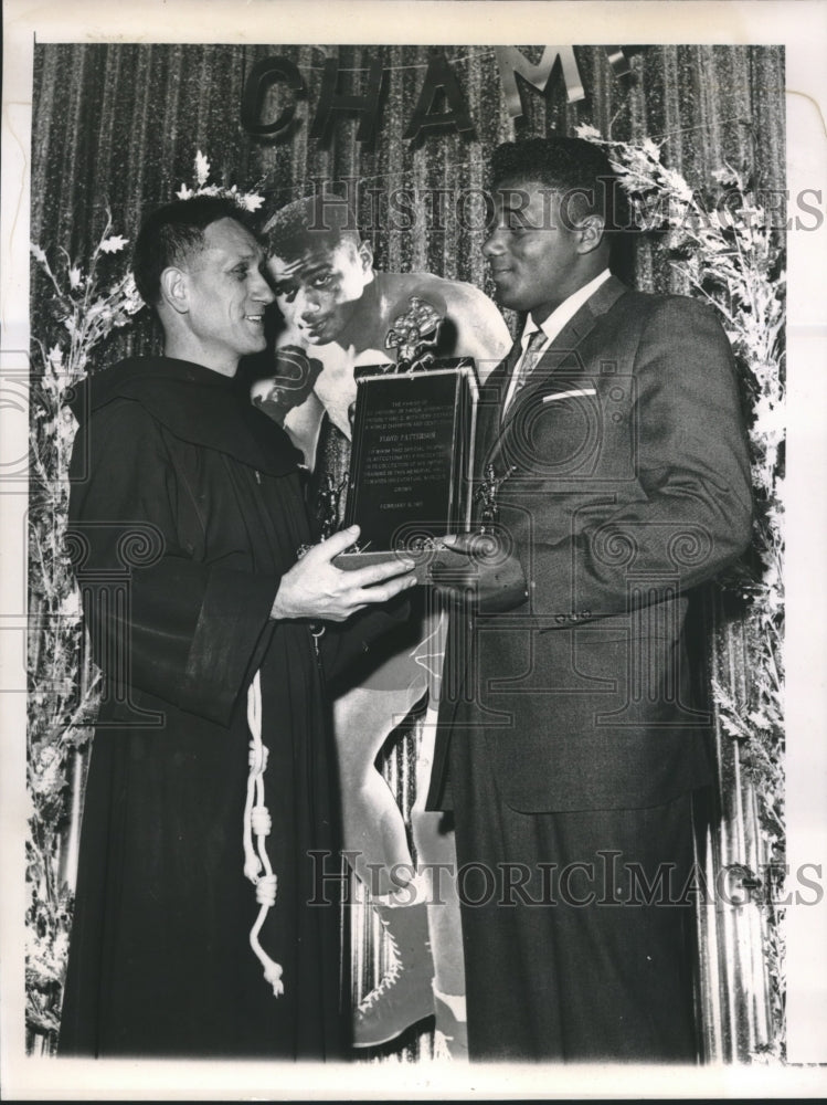 Press Photo Heavyweight champ Floyd Patterson &amp; Rev Arthur Lattanzi with trophy-Historic Images