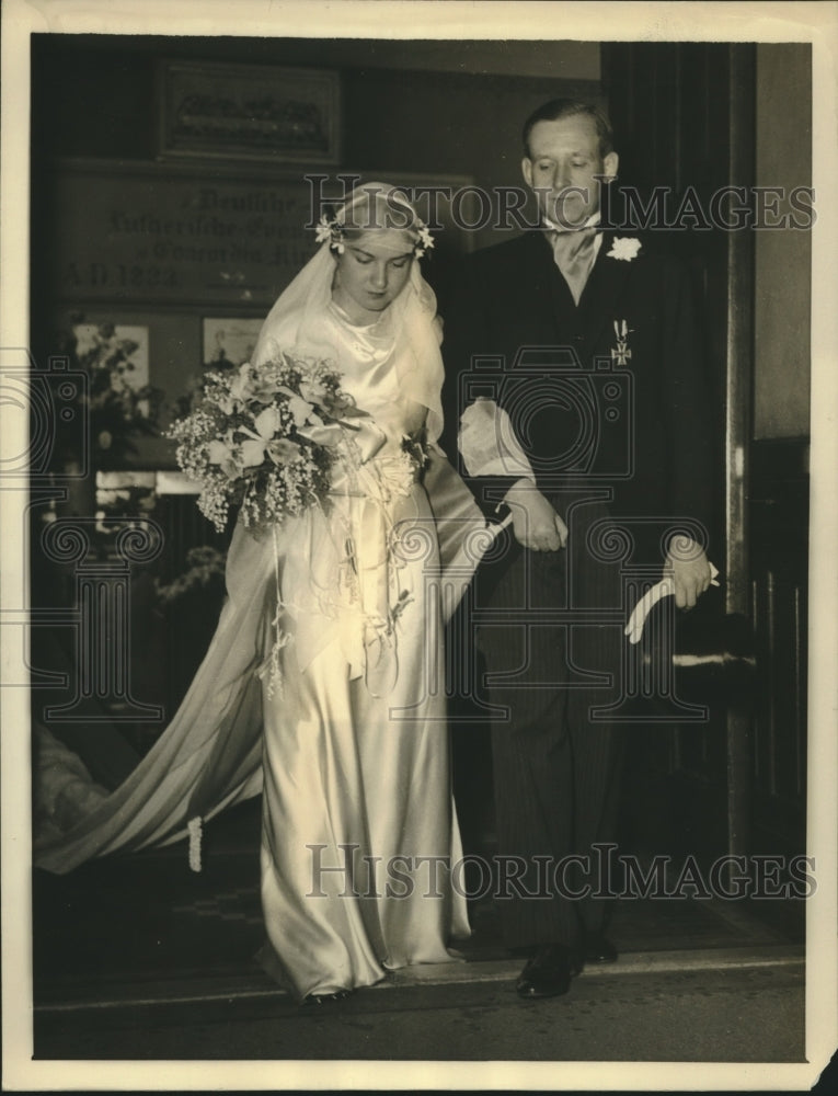 1934 Press Photo Fraulein Gertraud Luther and groom Herr Gerrit Von Haffton - Historic Images