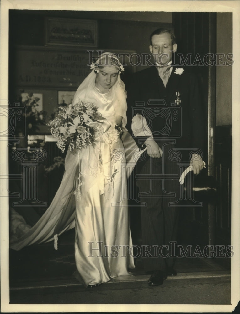 1934 Press Photo Fraulein Gertraud Luther and groom Herr Gerrit Von Haffton - Historic Images