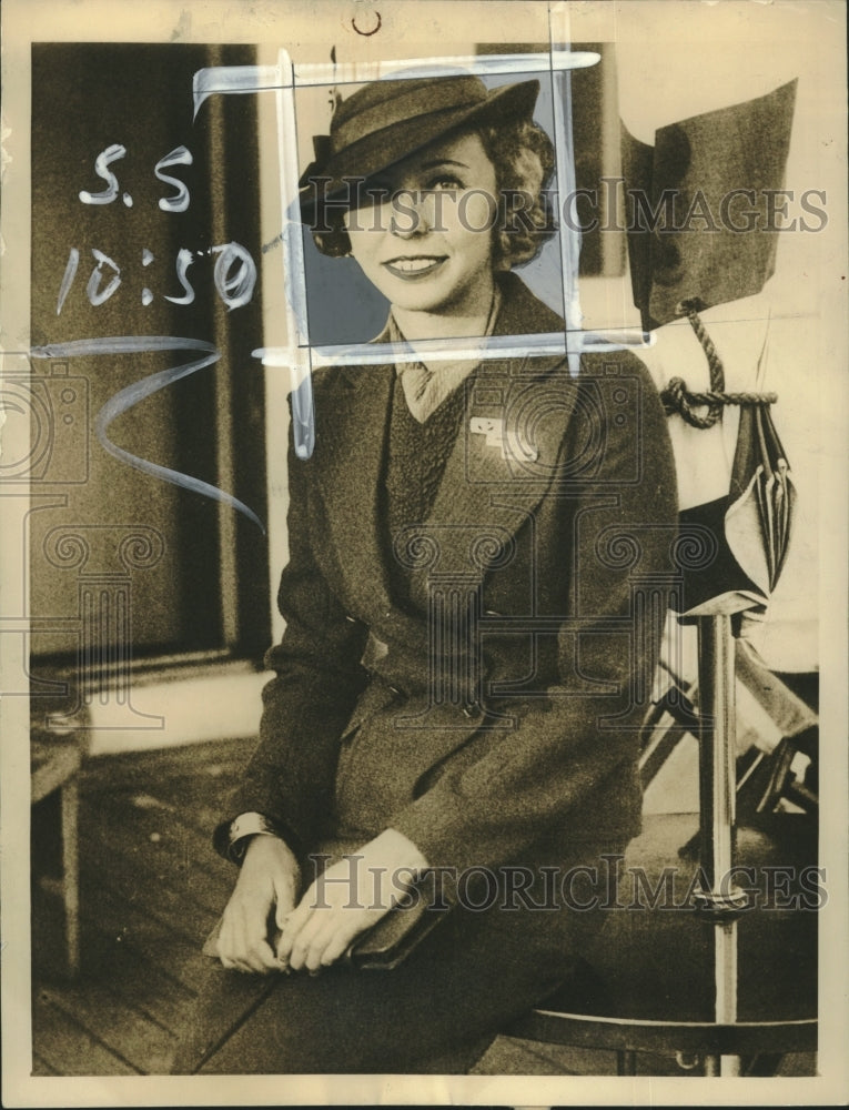 Press Photo Mrs Margaret Gardiner Tyler poses for the camera - sba23674-Historic Images