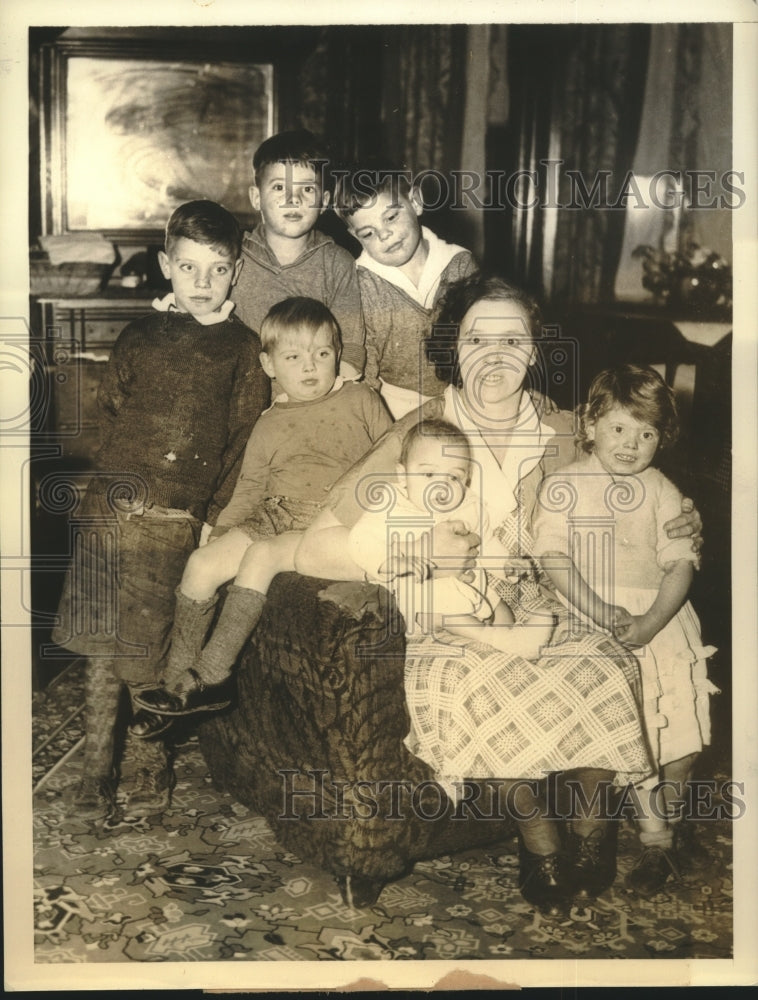 1935 Press Photo Mrs Arthur Hollis Timleck of Toronto with some of her 16 kids-Historic Images