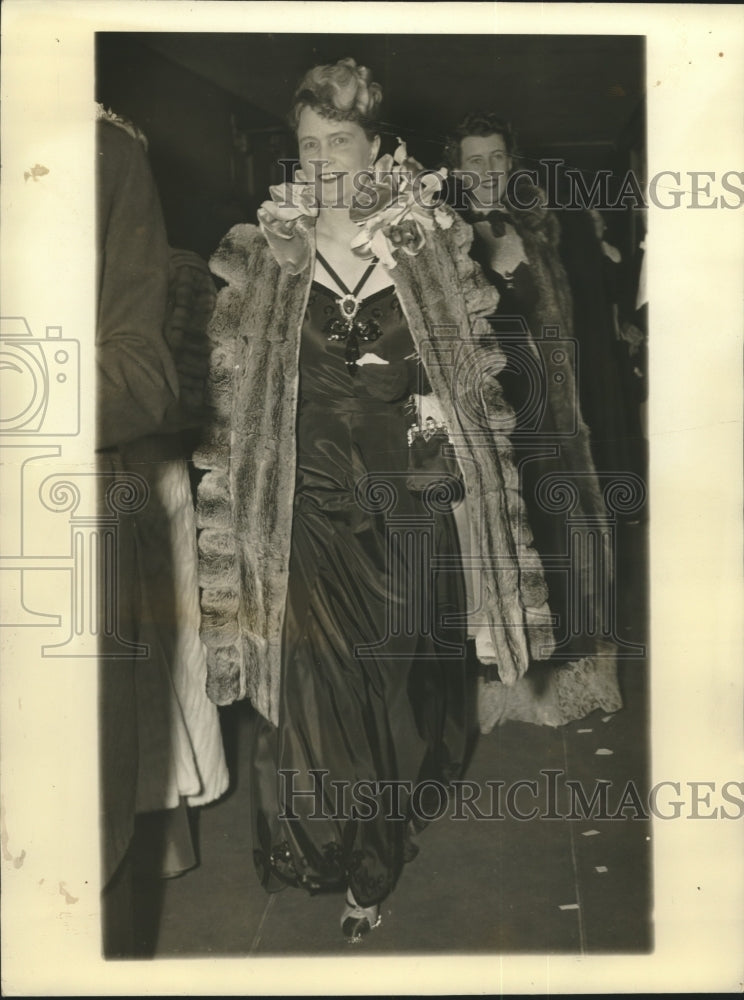 1927 Mrs Davies - Historic Images