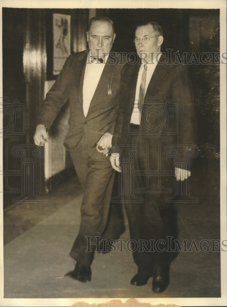 Press Photo Baron Oscar Hartzell escorted into court by Marshal Steve Cusack - Historic Images