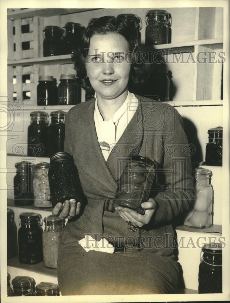 1933 Miss Elena Shoup wins the 4-H Club Canning Championship - Historic Images
