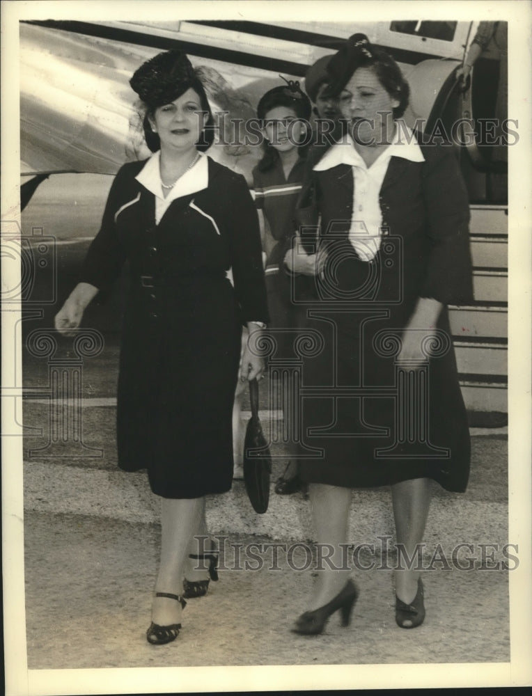 1941 Press Photo Mrs. Fulgencio Batista arrives with sister in Florida-Historic Images