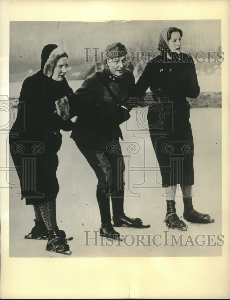 1940 Press Photo Crown Princess Juliana skates with friends in peaceful Holland-Historic Images