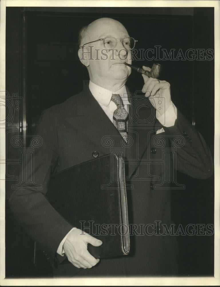 1942 Press Photo L. Perrin Schwartz carrying a brief case as he arrives - Historic Images