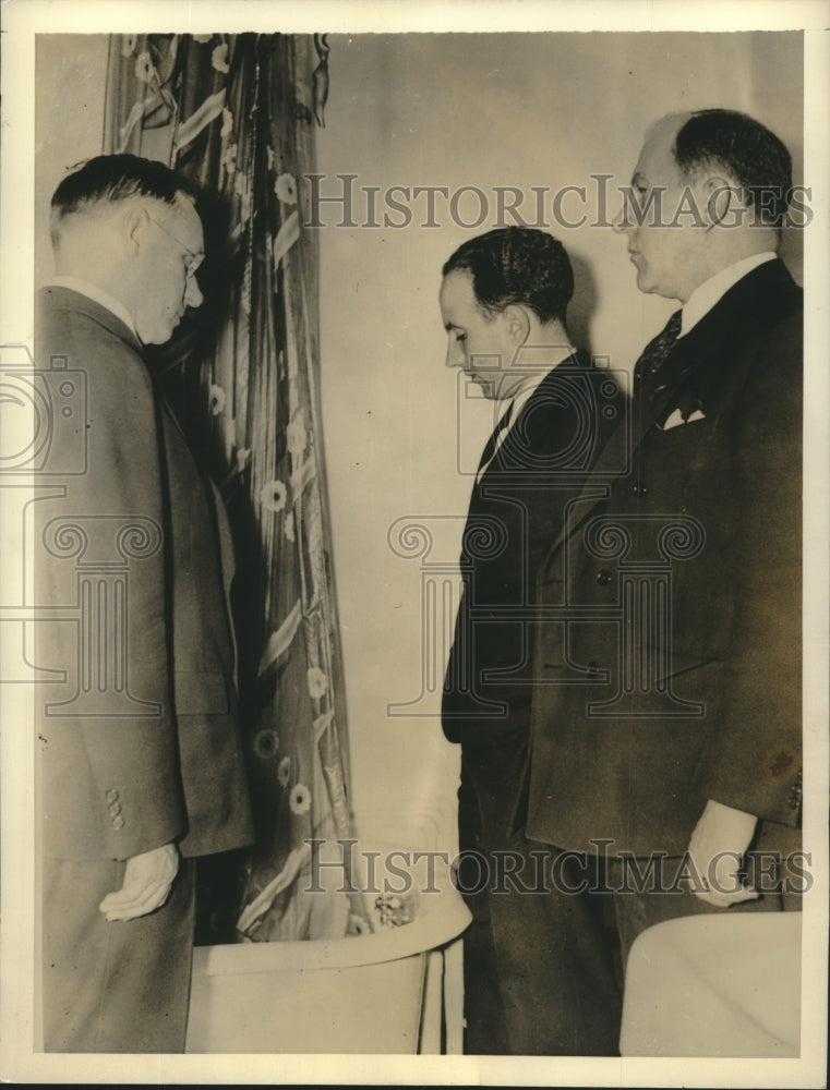 1936 Prisoner John Fiorenza shown with officers examine crime scene - Historic Images