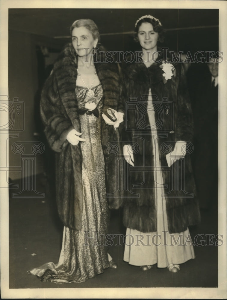 1934 Press Photo Mrs.Robert Schey and Theresa Schey attend Opening of Opera- Historic Images
