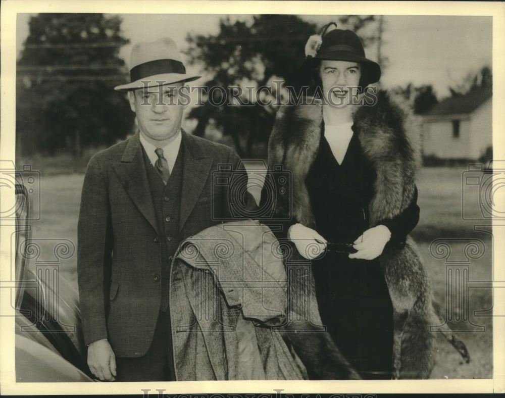 1938 Detective G Hutchinson bodyguards Senta De Wanger at trial - Historic Images