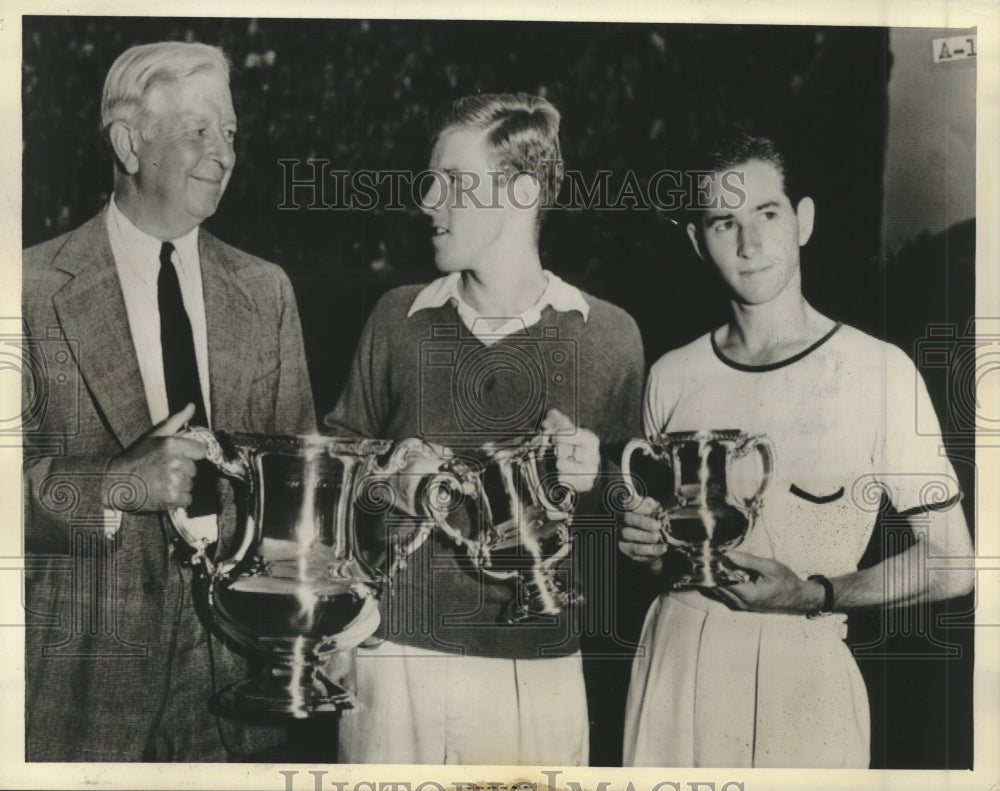1940 Press Photo Dwight Davis presents trophy to Men&#39;s Singles Tennis winners- Historic Images