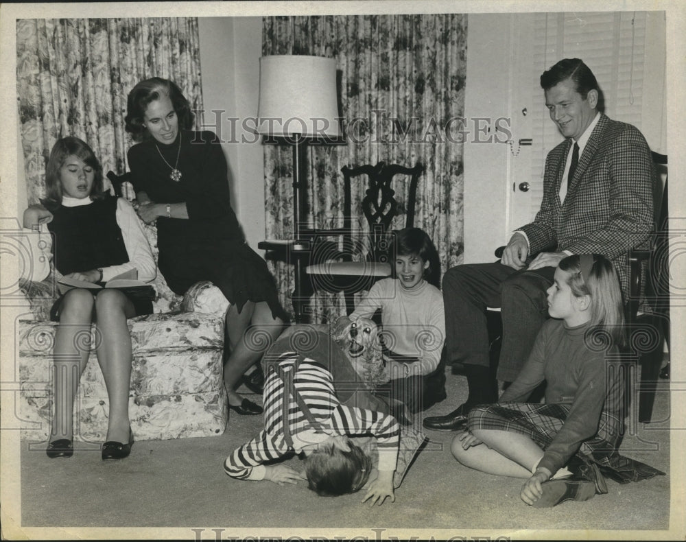 1965 Press Photo John Lindsay seeks for New York mayoral post shown with family-Historic Images