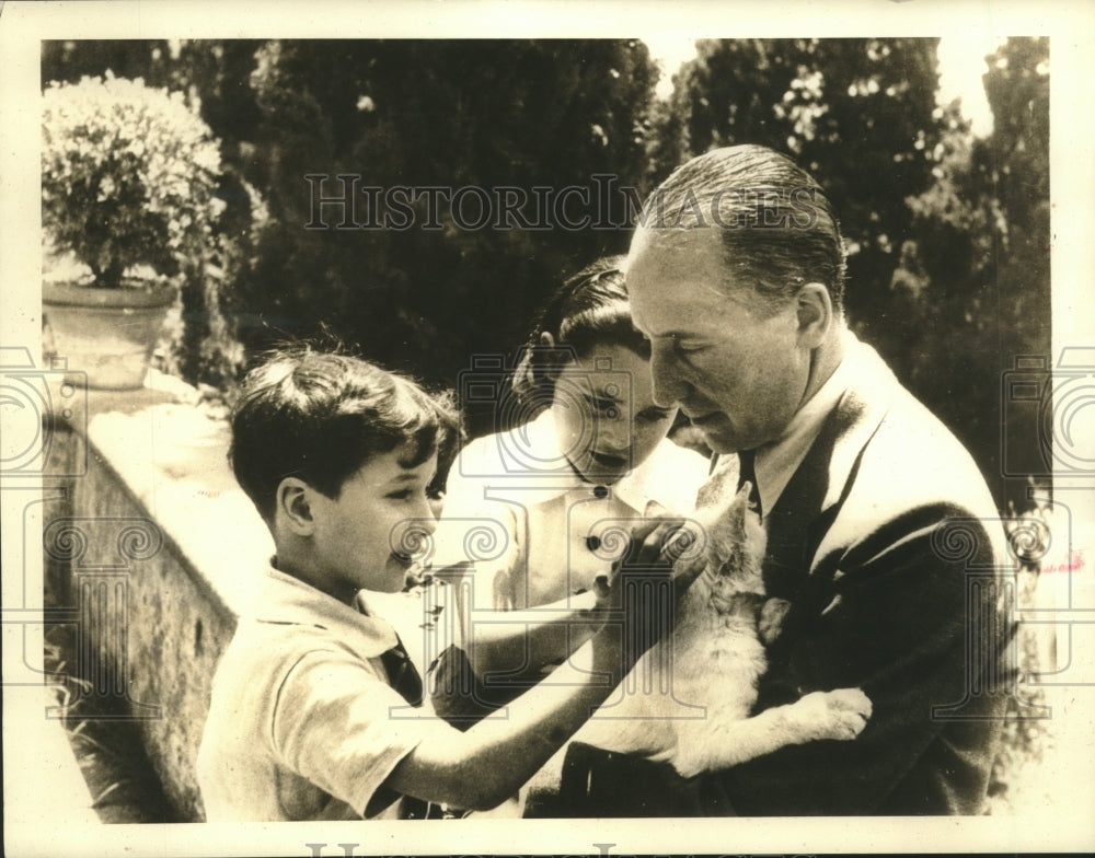 1937 Press Photo Marquese De Quevas shown in the garden of his home - sba24434-Historic Images