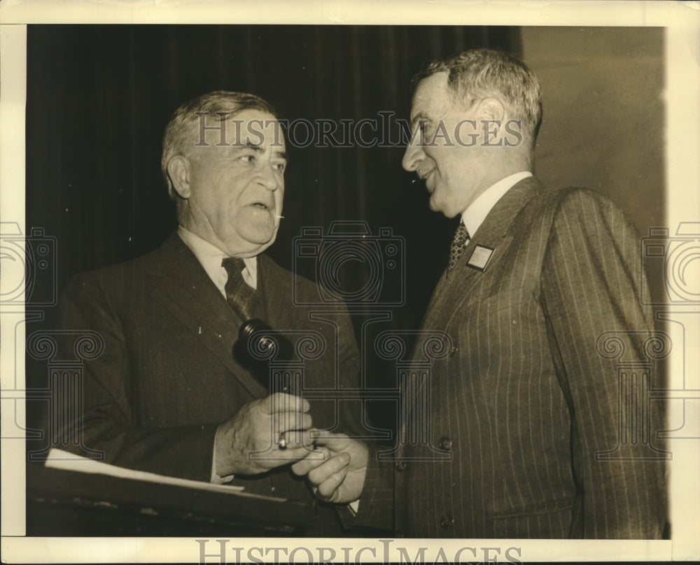 1941 Press Photo John S. McCarrens Chats with Walter M. Dear at Convention - Historic Images
