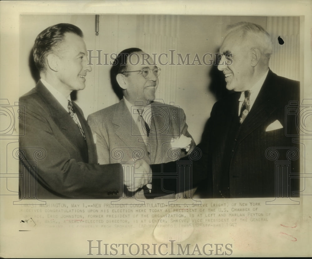 1947 Press Photo Earl Shreve head of Chamber of Commerce receives congratulation-Historic Images