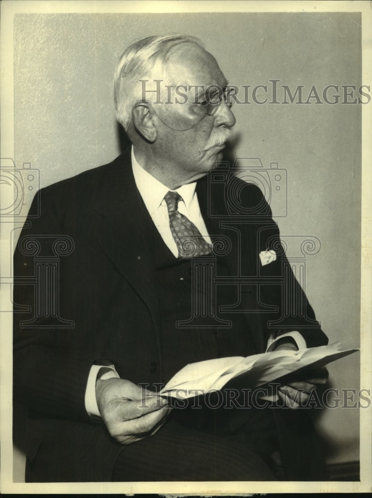 1934 Samuel Insull shown in ante room of court of Judge Wilkerson - Historic Images
