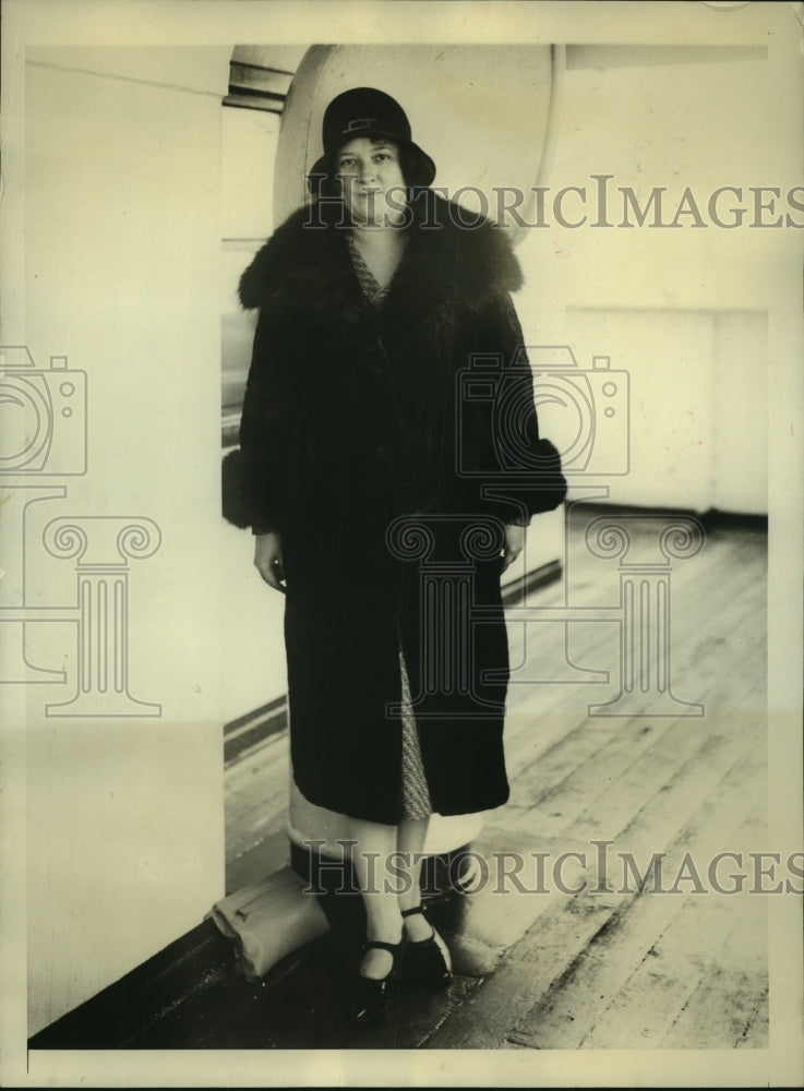 1989 Press Photo Alice Head of Hearst Magazine arrives New York for short visit - Historic Images