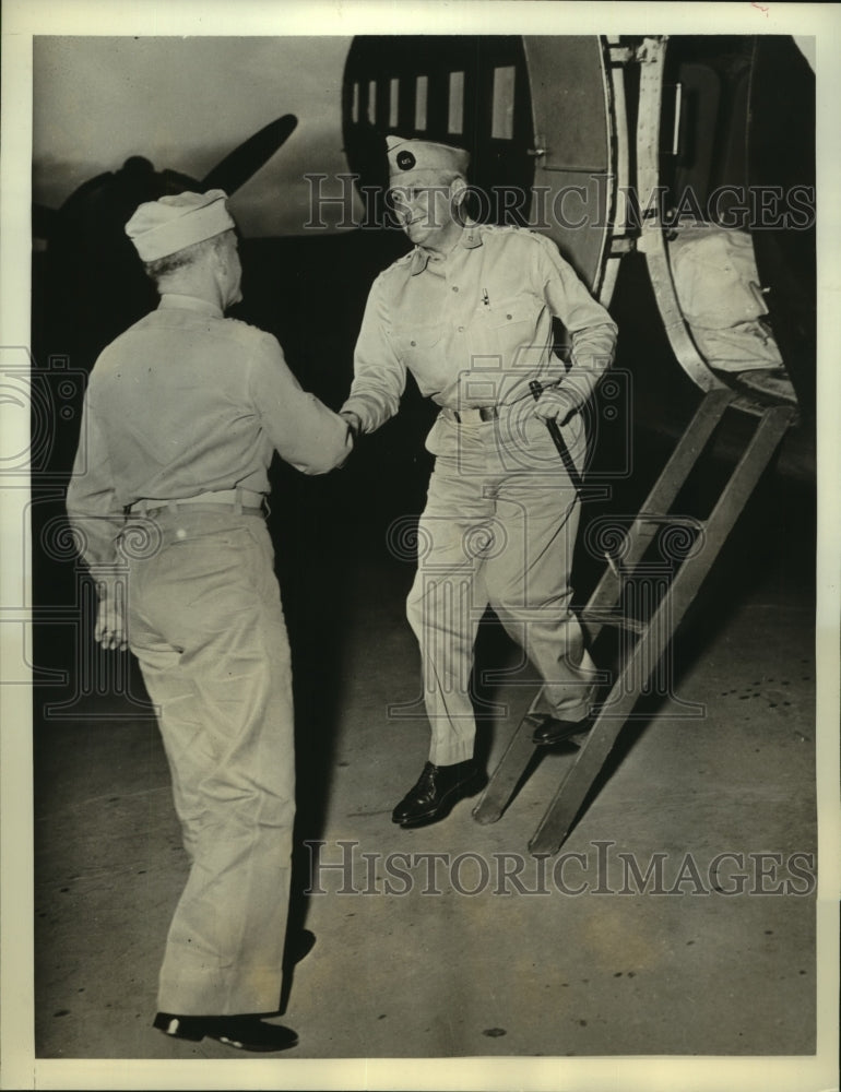 1941 Press Photo Lt. Gen. Andrews greeted by Major Gen. Collins as he arrive-Historic Images