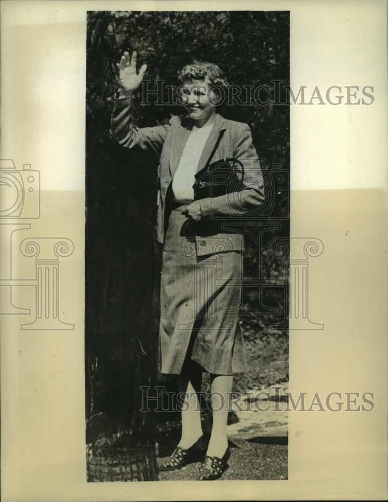 1945 Mrs. Clement Attlee waves farewell to her husband - Historic Images