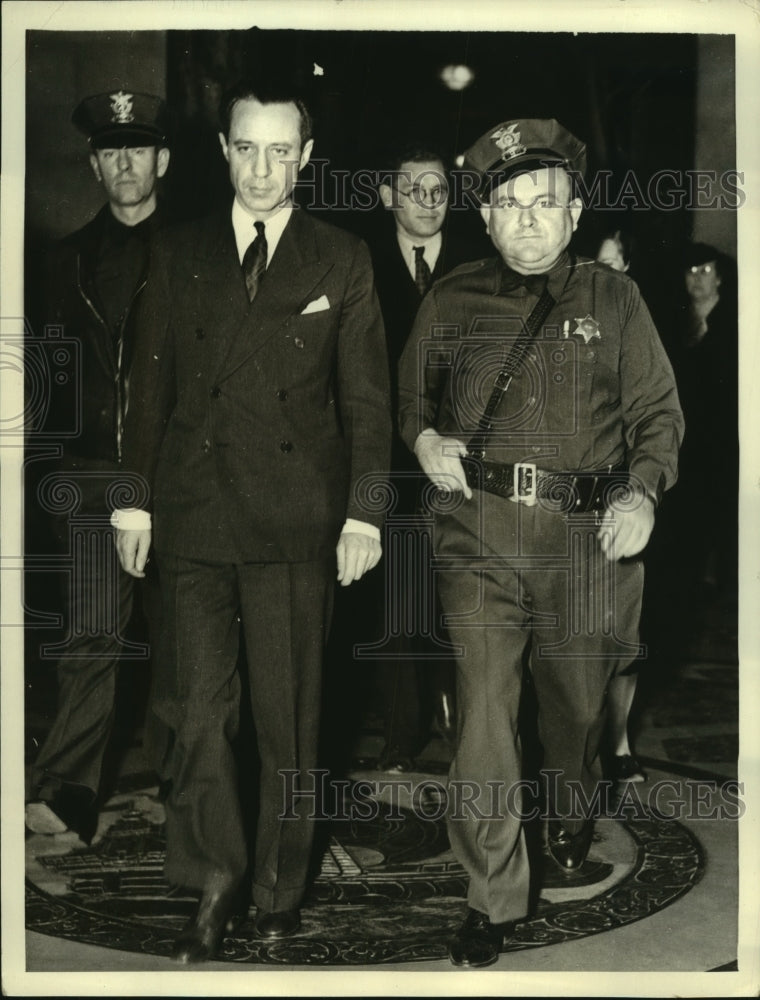 1938 Policemen escort Paul Wright convicted murderer to be free man - Historic Images