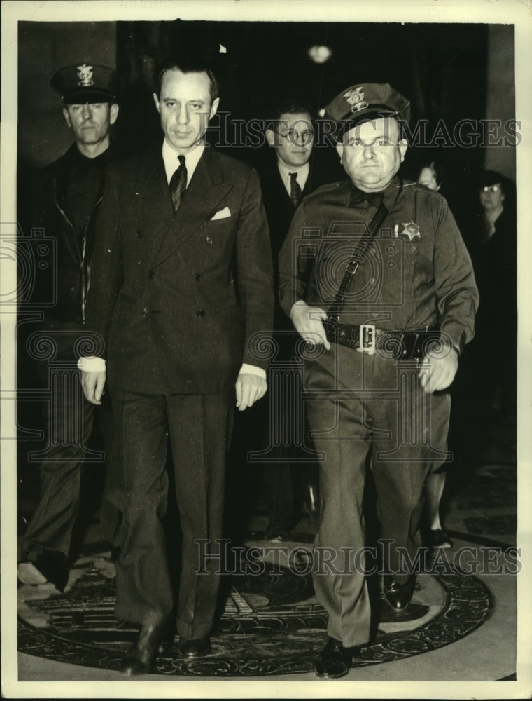1938 Policemen escort Paul Wright convicted murderer to be free man - Historic Images