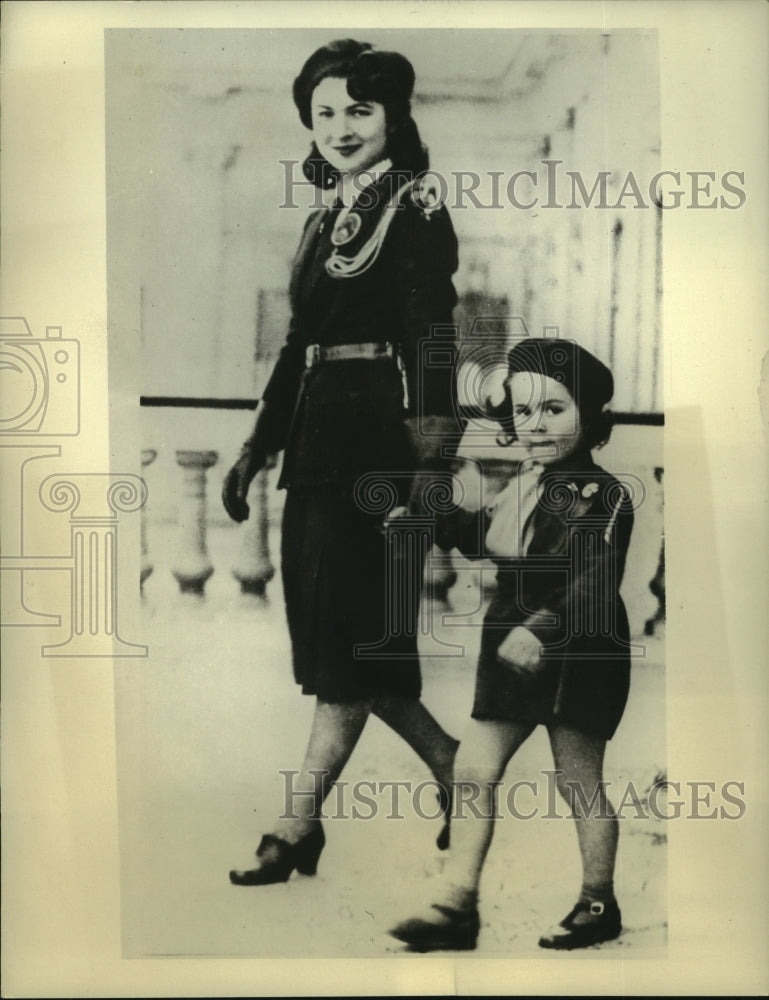 Press Photo Princess Ferial of Egypy shown with her mother in Cairo - sba25244-Historic Images