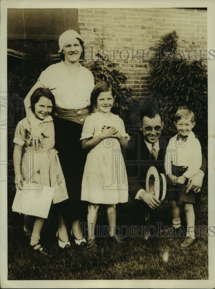 Press Photo Sharkey and Family - sba25372-Historic Images