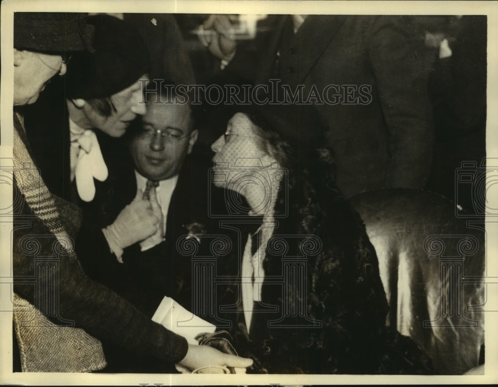 1934 Mable Fairclo Sister of Alice L Wynekoop Shake Hands at Court - Historic Images