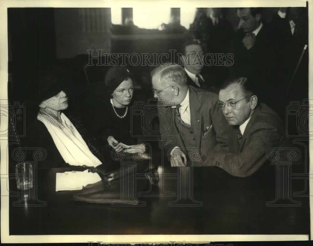 1934 Dr Alice Lindsay Wynekoop in trial with her daughter and lawyer - Historic Images