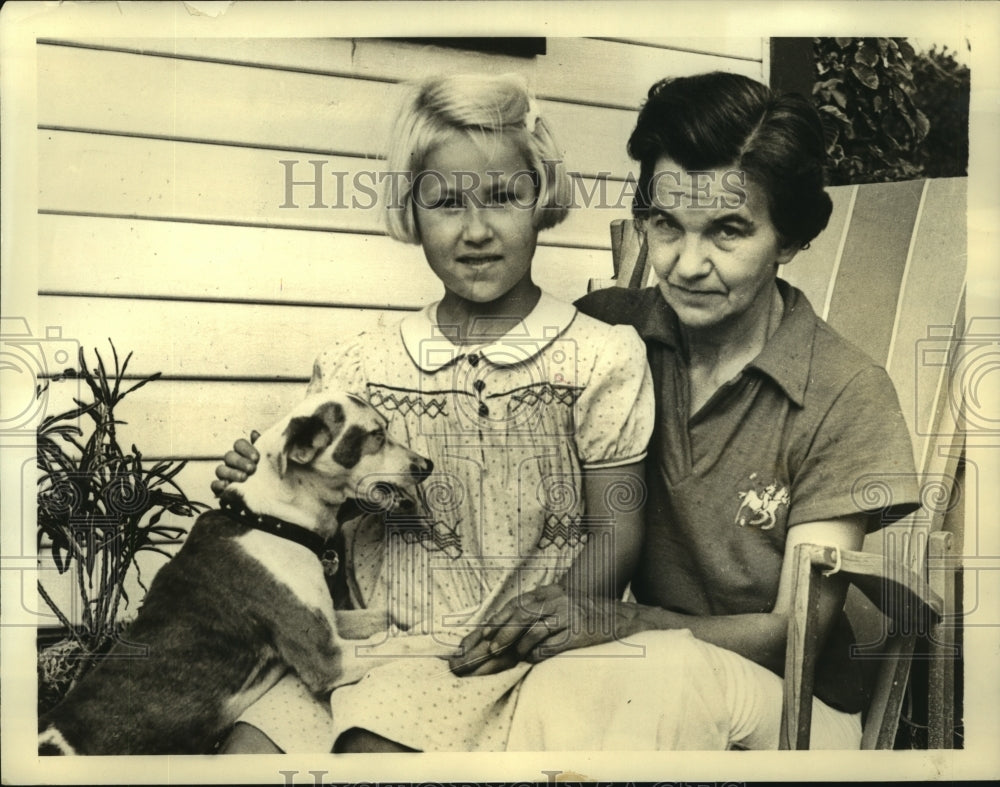 1937 Emma Boeger and Granddaughter links with missing Mrs.Robinson - Historic Images