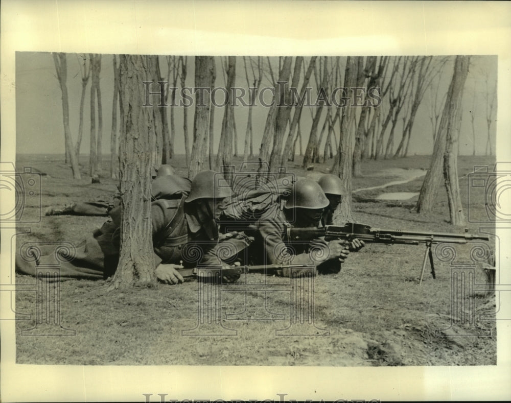 Press Photo Romanian anti aircraft troopers in Romania await bombing attempts - Historic Images