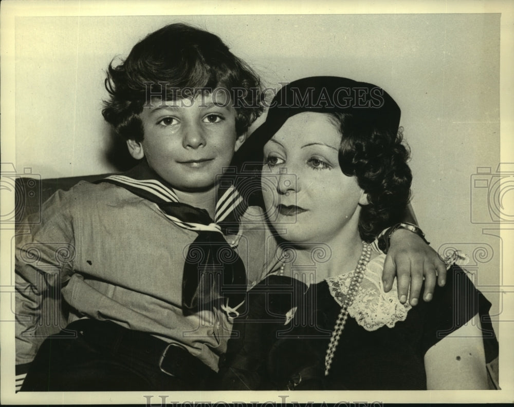 1936 Press Photo Baroness Claire De Bulow suit ends a mistrial shown with son-Historic Images